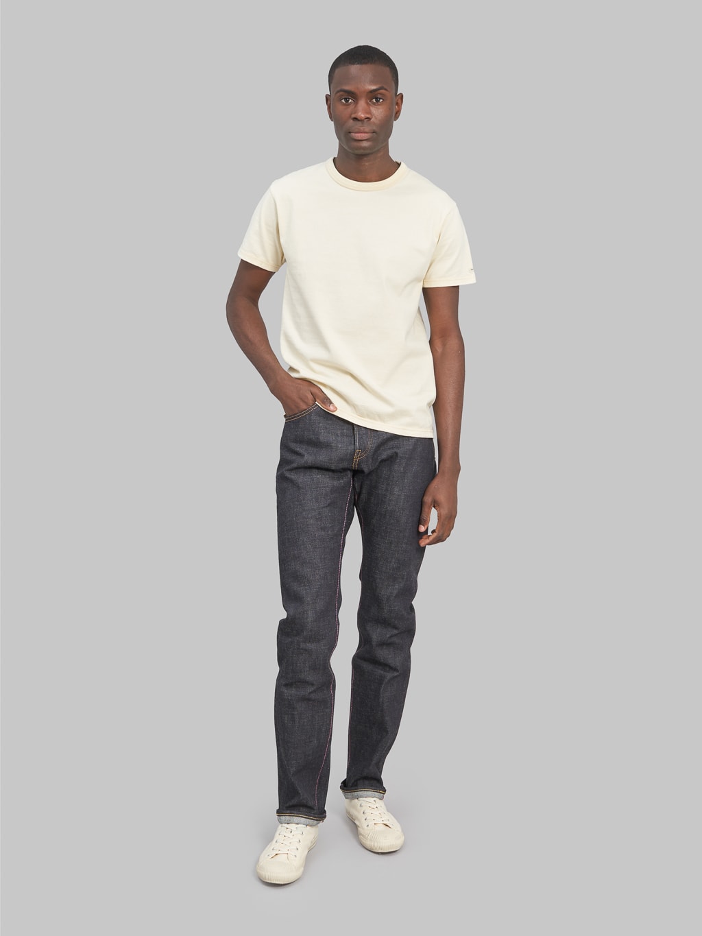 Momotaro 0605V Natural Tapered Jeans model front fit