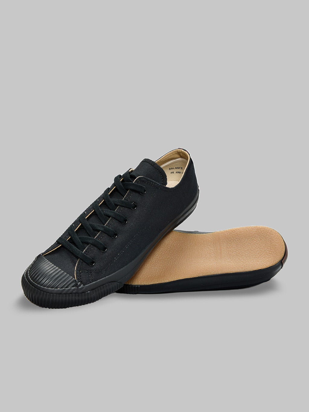 Pras shellcap low sneakers kuro black gum sole