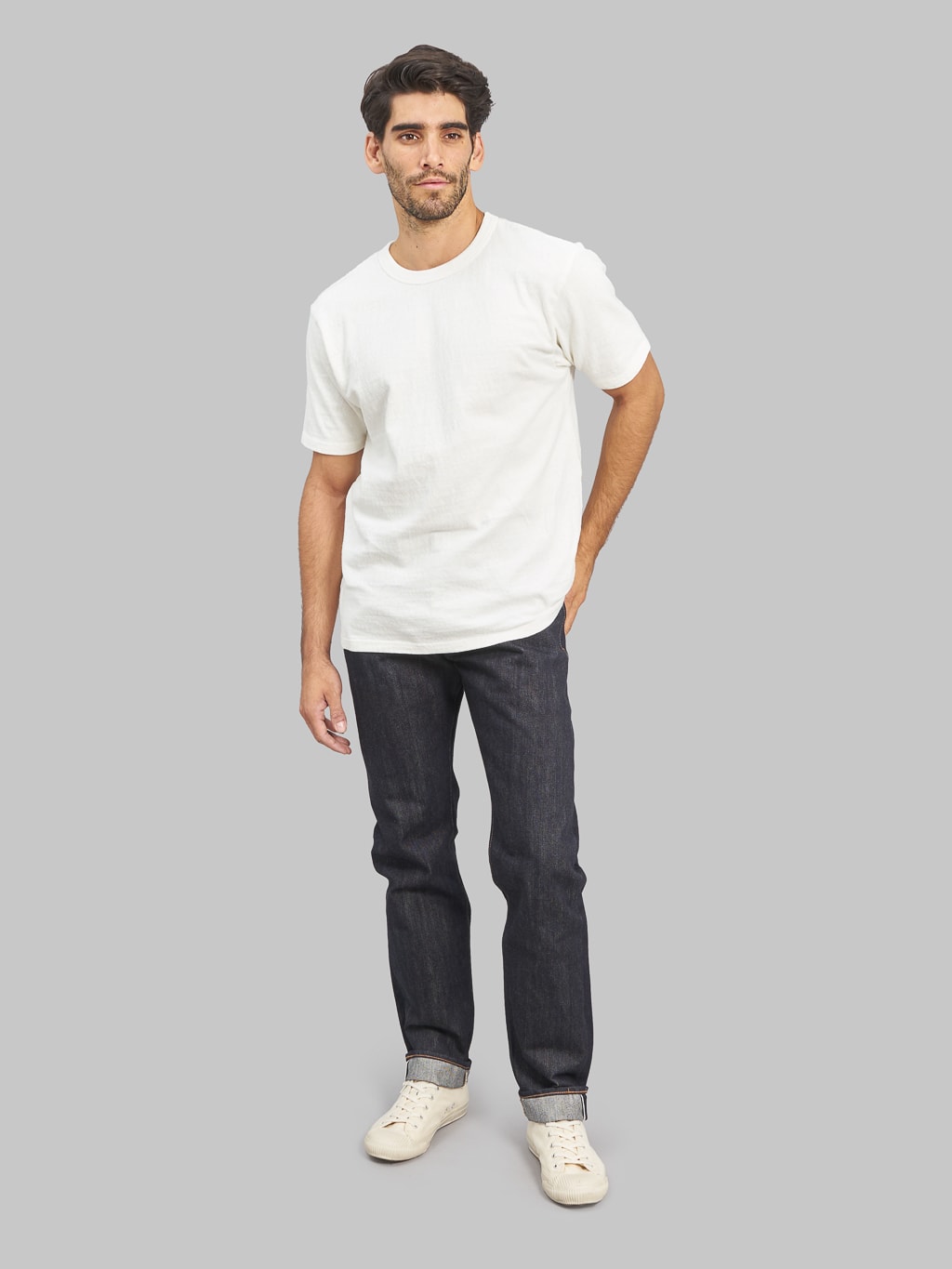 Studio dartisan suvin gold relaxed tapered jeans model front fit