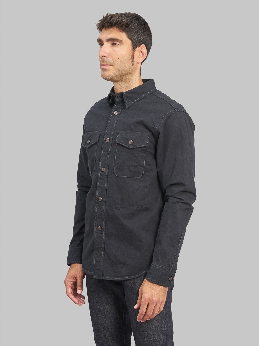 UES traveling shirt black model side fit