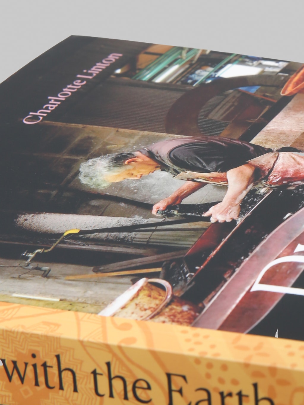 Dyeing with the Earth: Textiles,Tradition and Sustainability in Contemporary Japan