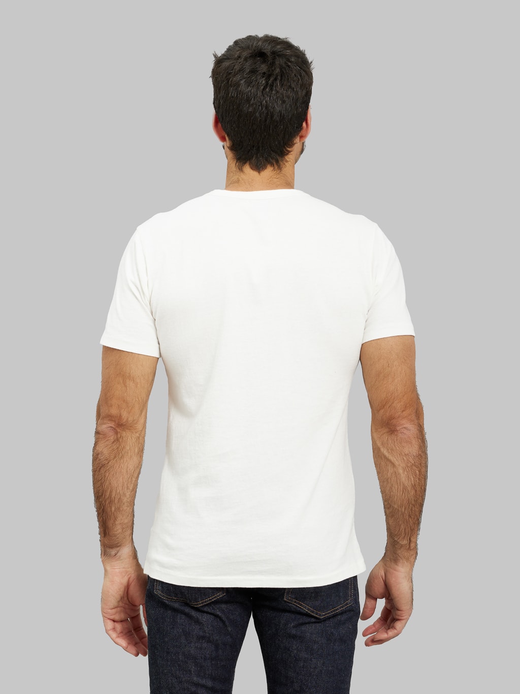 freenote-cloth-9-ounce-pocket-t-shirt-white-fit model back lookfreenote cloth 9 ounce pocket t shirt white model back look