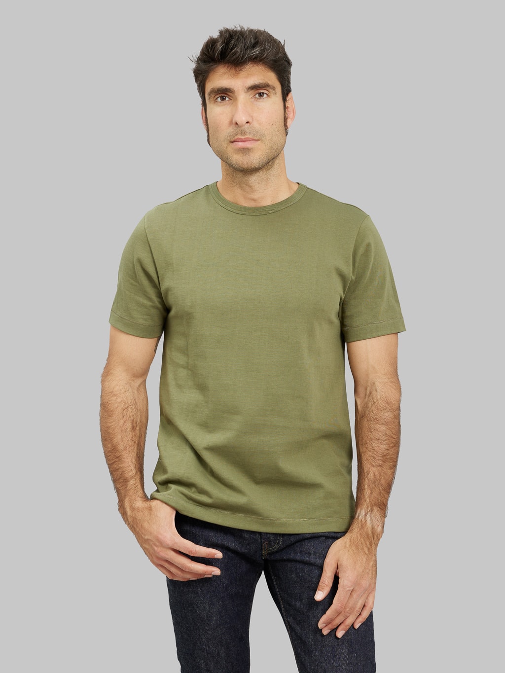 merz b schwanen 215 heavyweight loopwheeled Tshirt classic olive model front fit