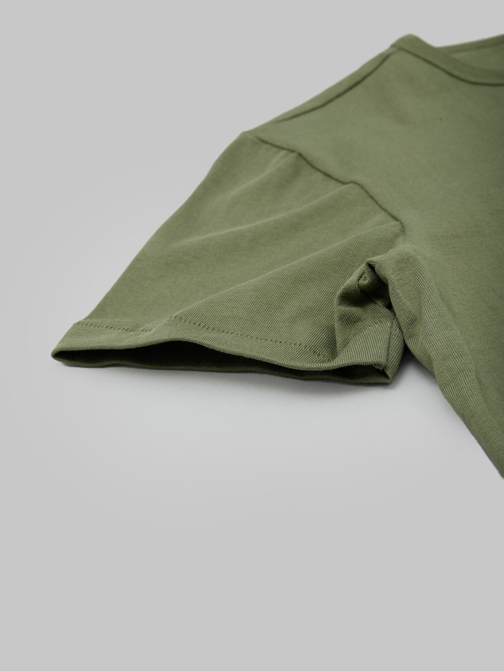 merz b schwanen 215 heavyweight loopwheeled Tshirt classic olive sleeve closeup