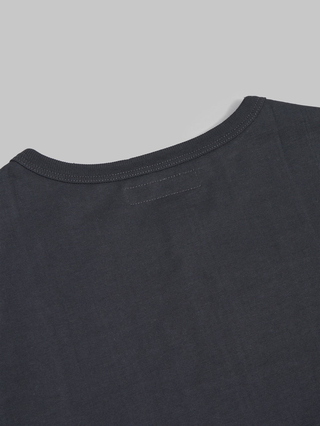 merz b schwanen 215 heavyweight loopwheeled tshirt classic fit charcoal closeup