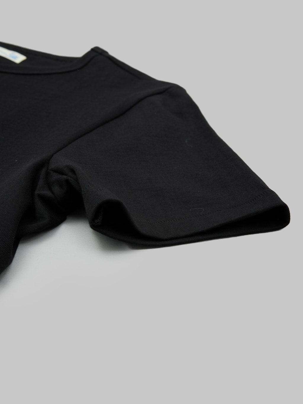 merz b schwanen good originals loopwheeled Tshirt classic fit black sleeve closeup