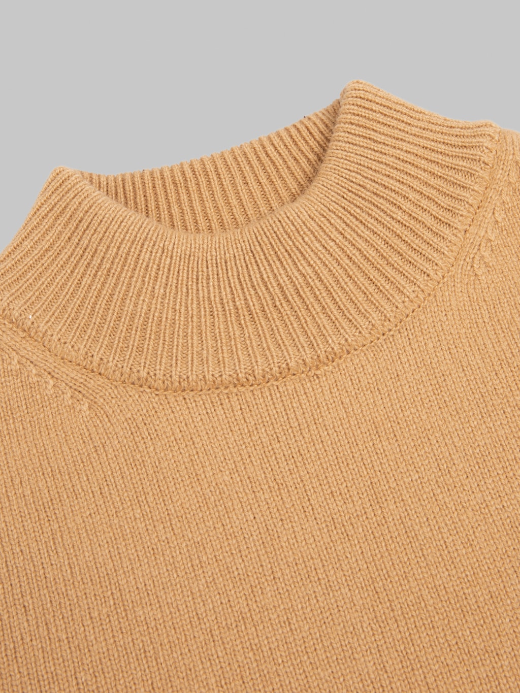 Mooncastle 7G Cashmere Silk Wool Mockneck Pullover Camel closeup