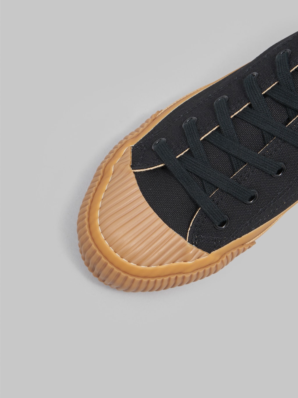 pras shellcap low sneakers kuro gum toe