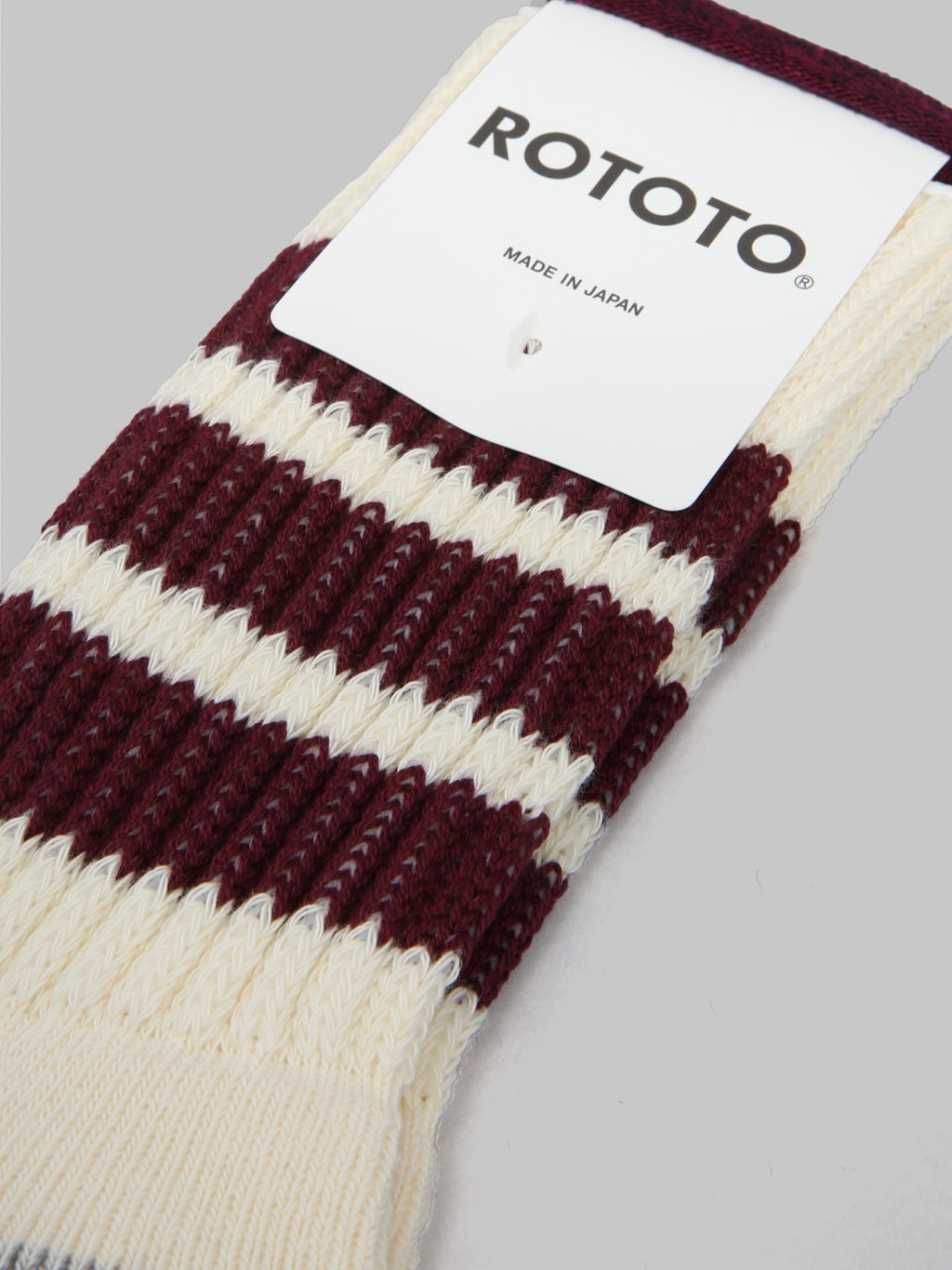 rototo coarse ribbed oldschool crew socks bordeaux closeup