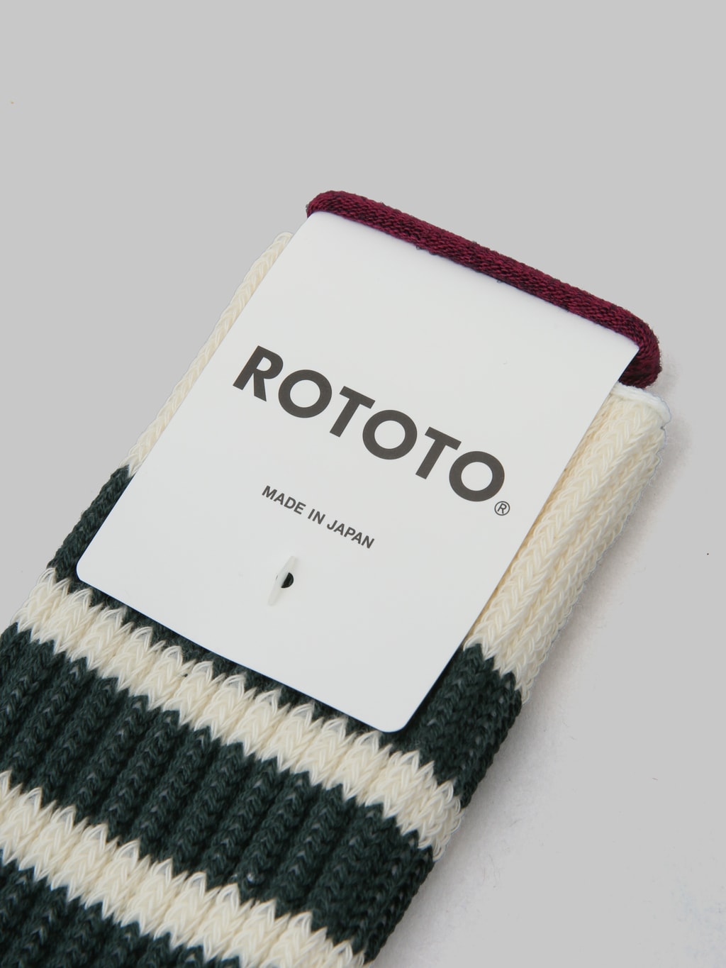 rototo coarse ribbed oldschool crew socks dark green closeup