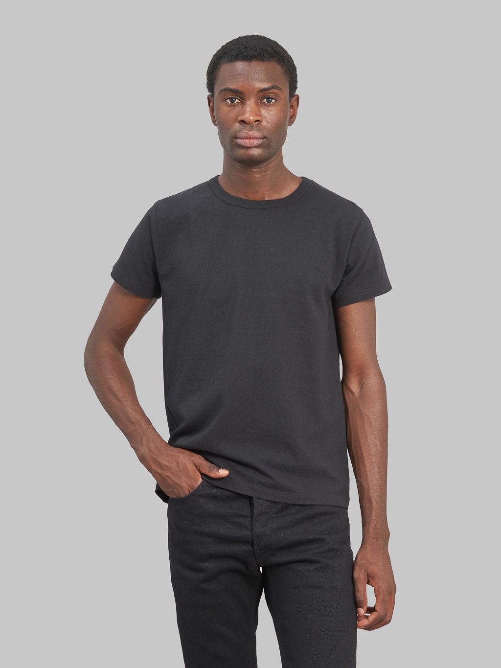 Samurai jeans crew neck tubular tshirt black model front fit