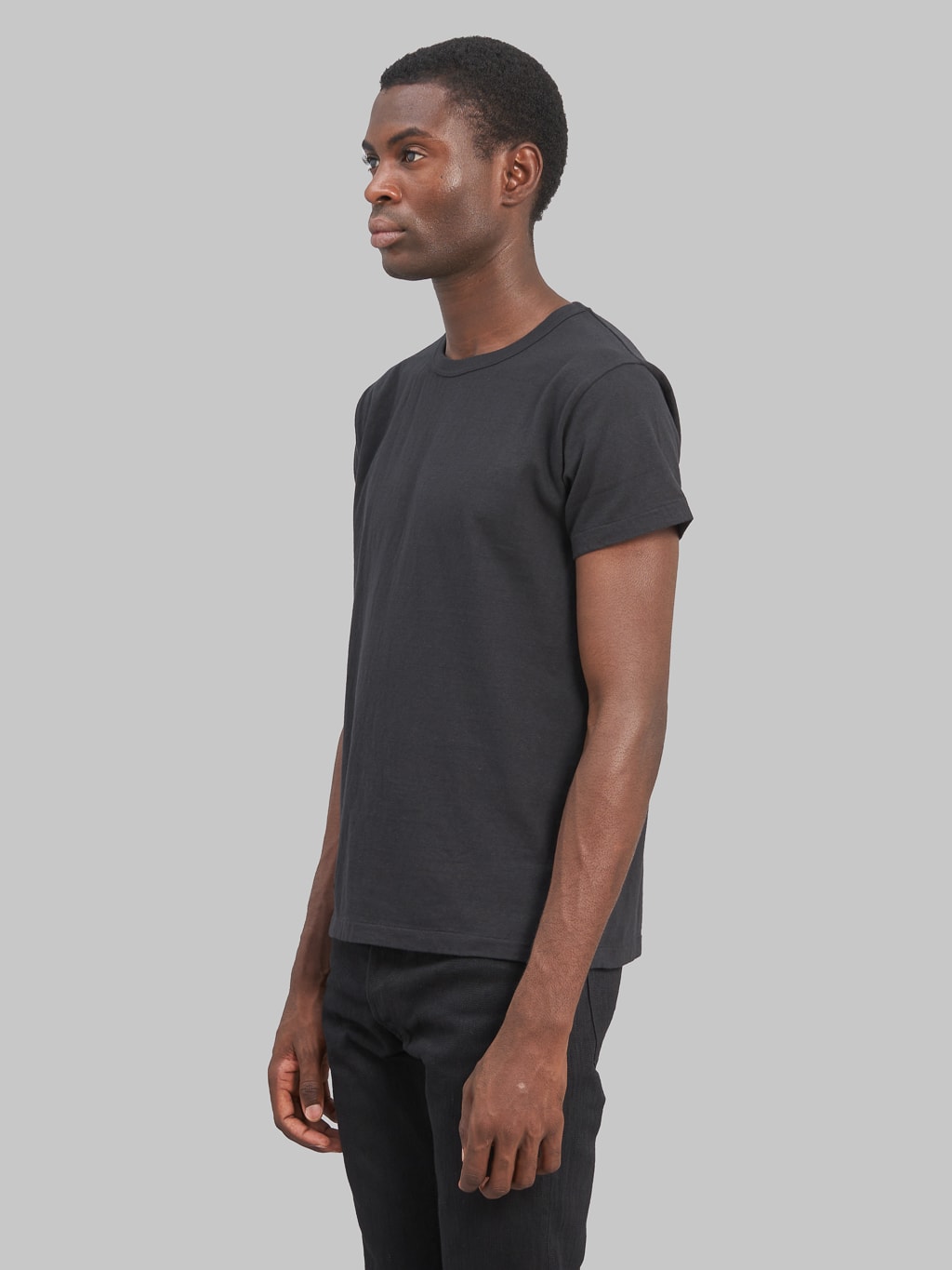 Samurai jeans crew neck tubular tshirt black model side fit