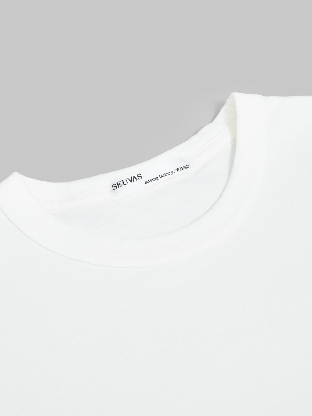 seuvas cotton crew neck tshirt natural collar closeup