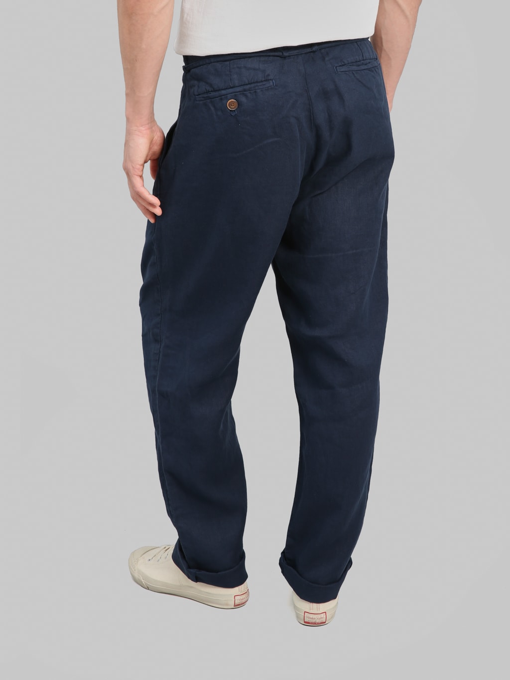 Seuvas Linen Tapered 2 Tuck Pants Navy fitting