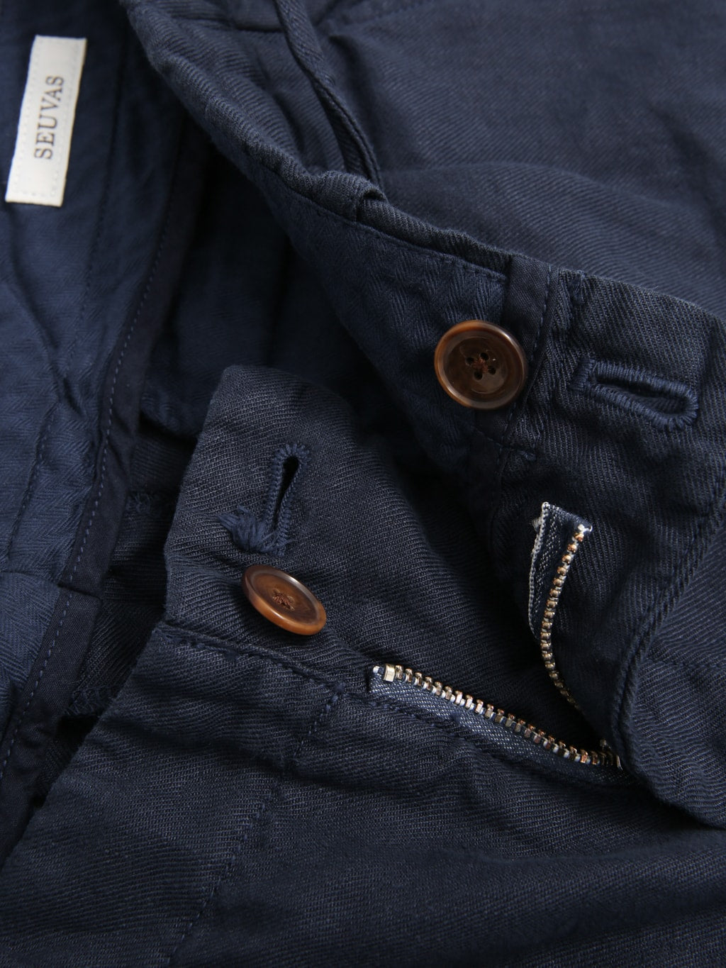 Seuvas Linen Tapered 2 Tuck Pants Navy buttons closeup