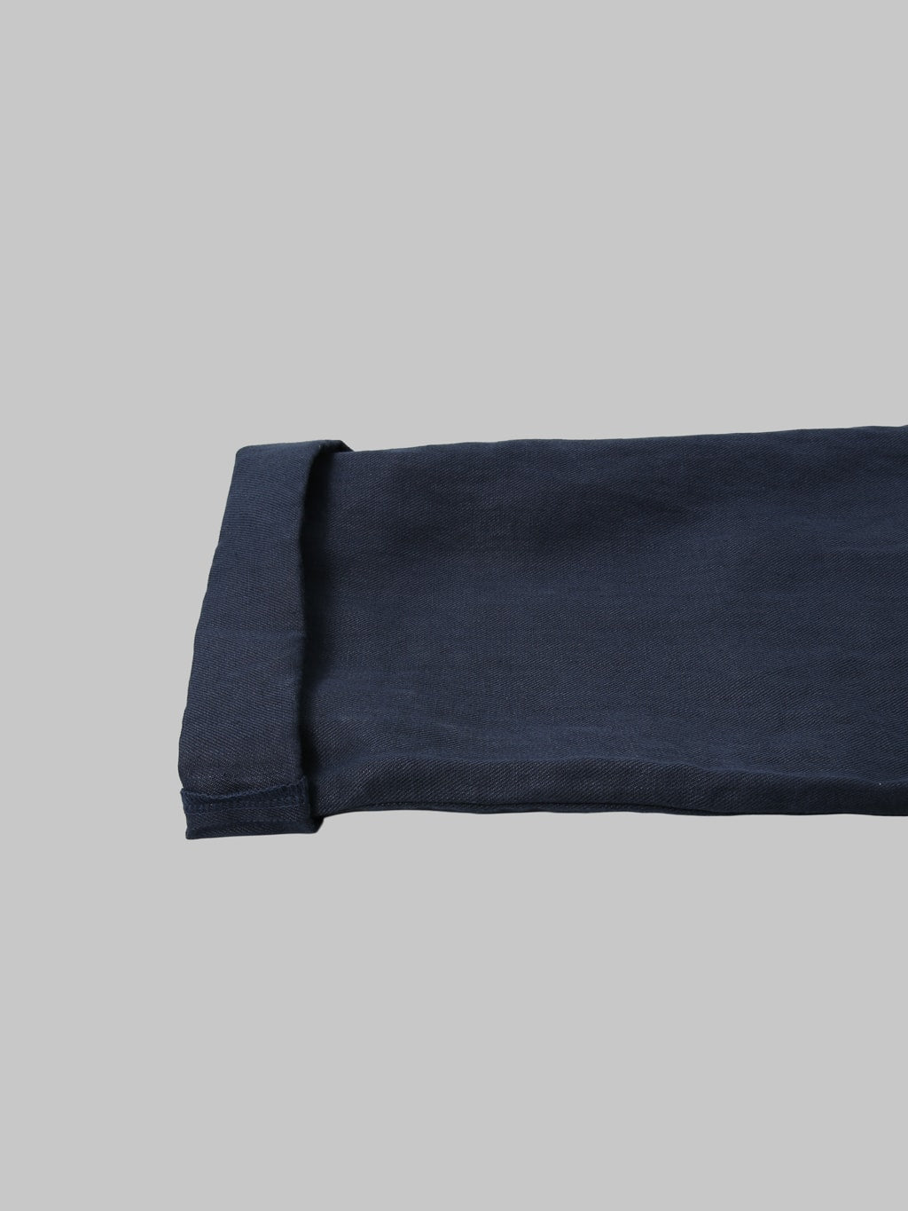 Seuvas Linen Tapered 2 Tuck Pants Navy closeup
