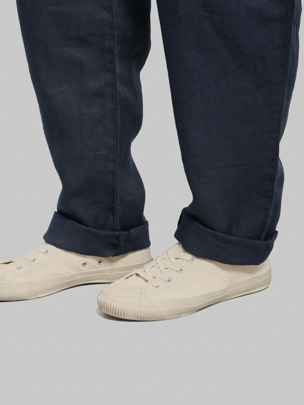 Seuvas Linen Tapered 2 Tuck Pants Navy hem details
