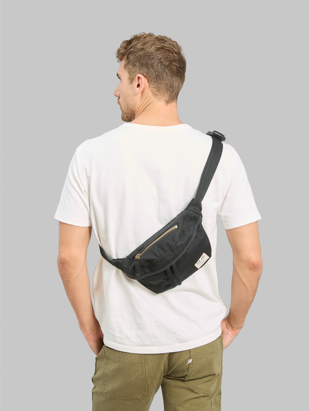 UES Waist Bag Black fit