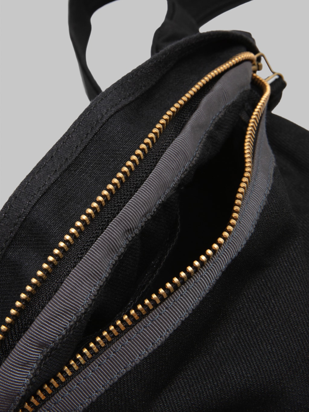 UES Waist Bag Black zip closeup