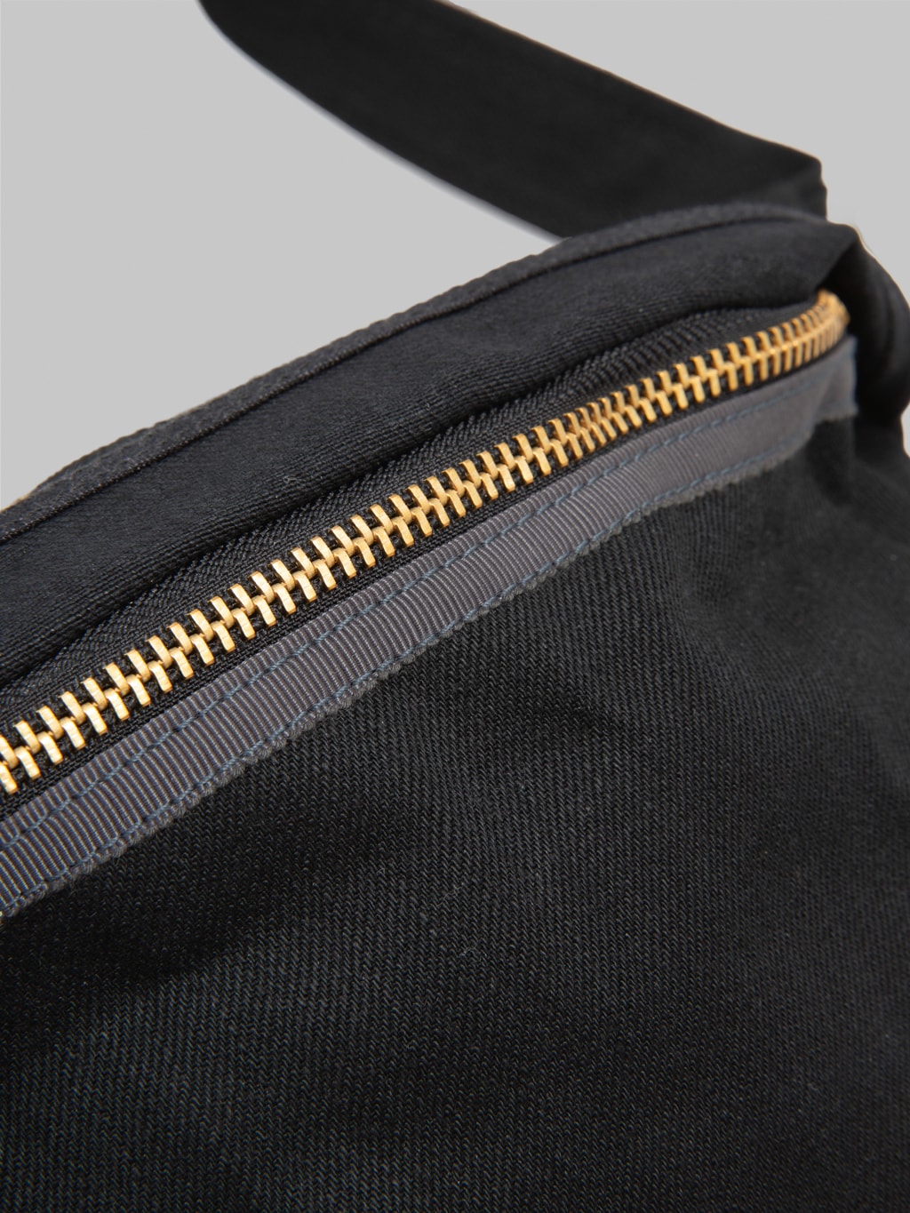 UES Waist Bag Black zipper