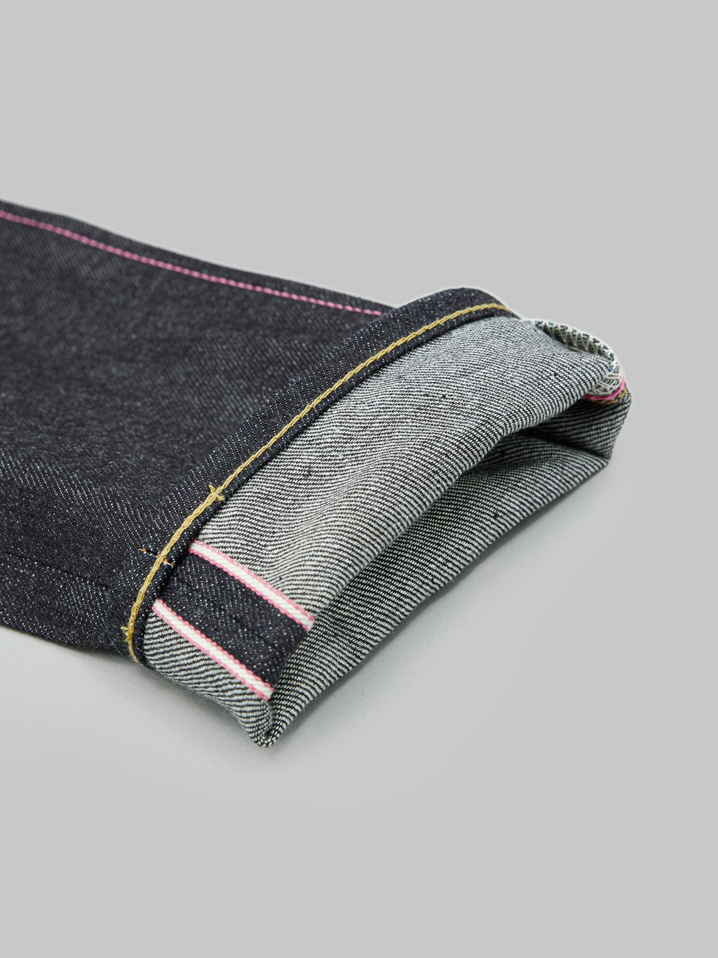 momotaro jeans 0306 12 12oz selvedge denim tight tapered pink selvedge closeup