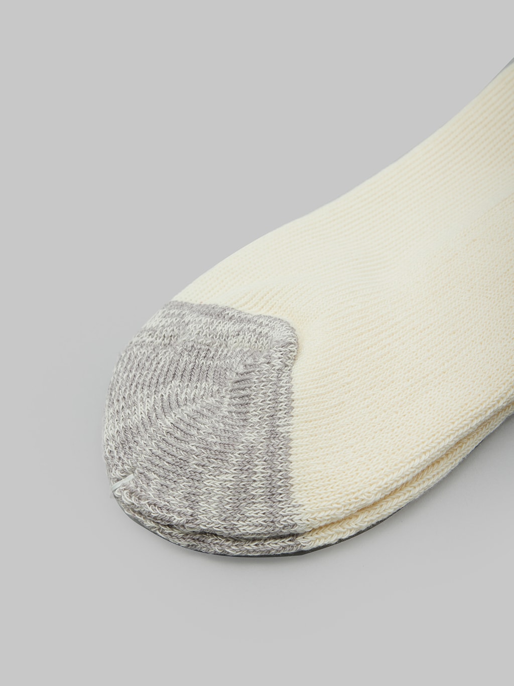 rototo coarse ribbed oldschool crew socks navy yellow toe closeup