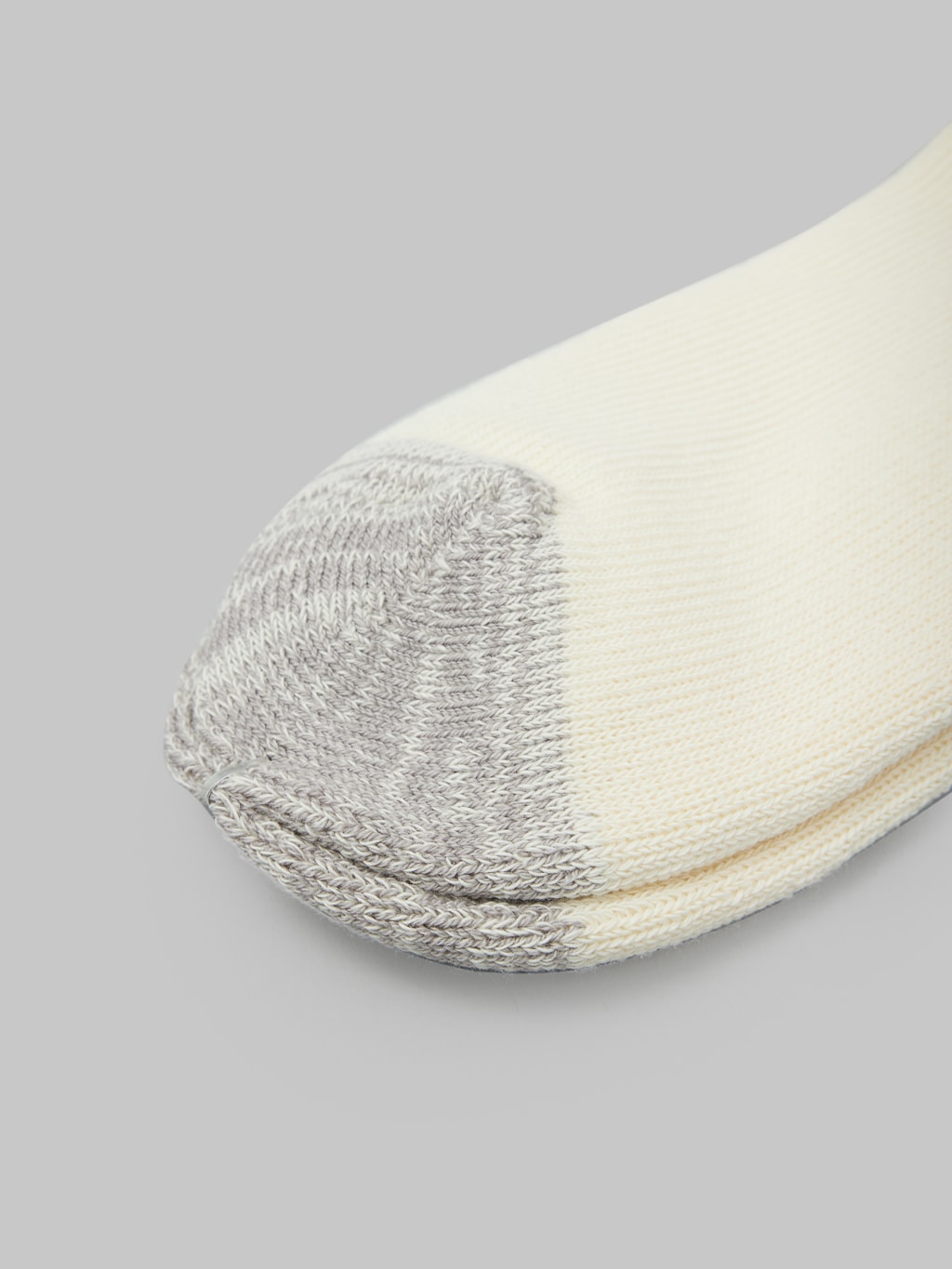 rototo coarse ribbed oldschool crew socks bordeaux yellow toe closeup