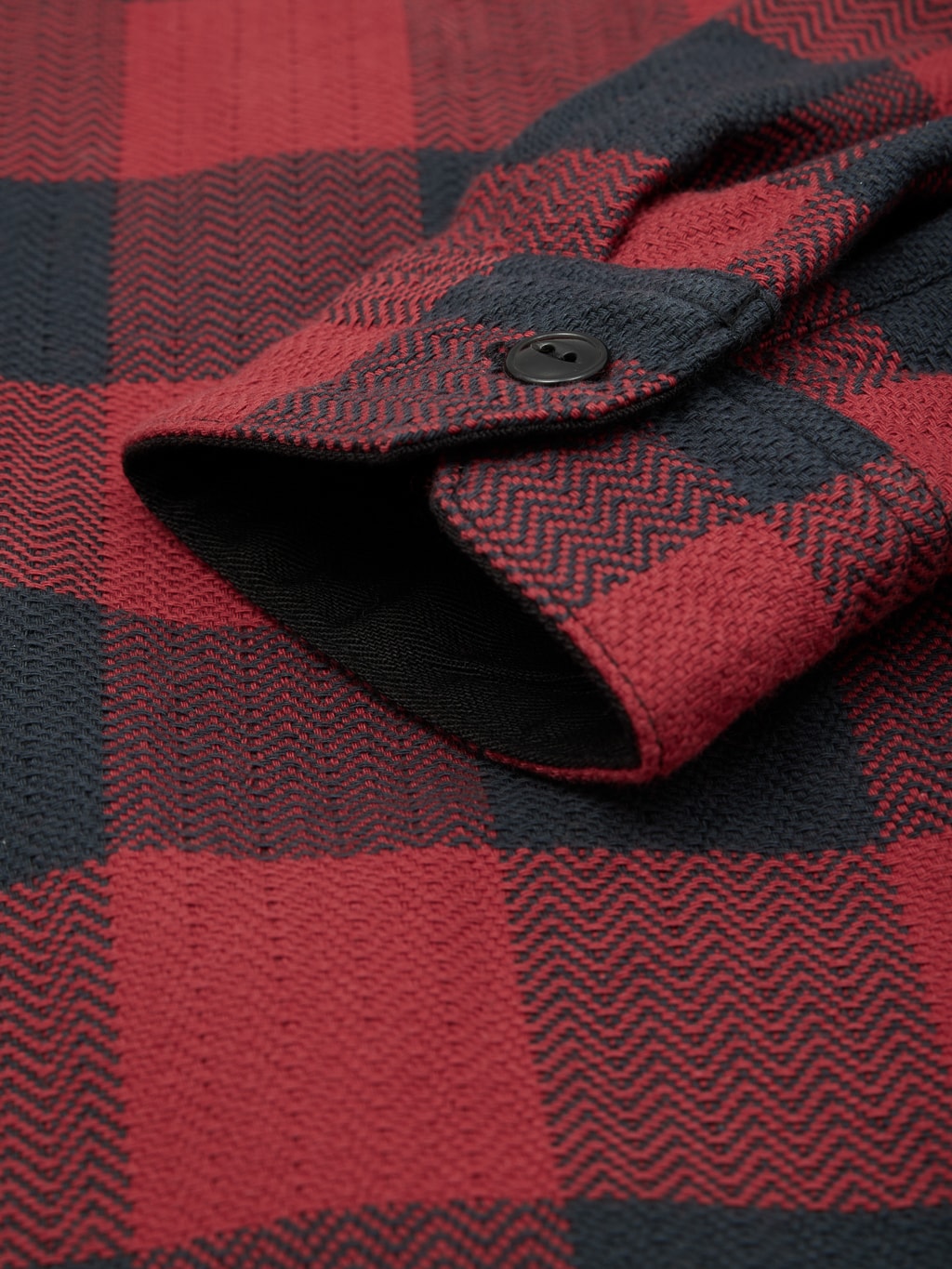 the flat head block check flannel shirt black red cuff closeup