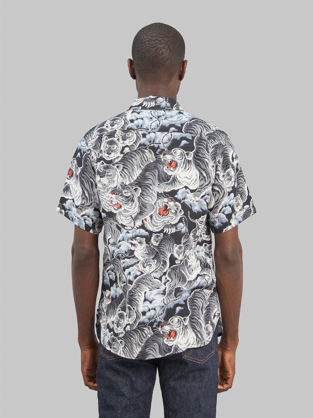 freenote cloth black tigers aloha shirt linen  model back fit