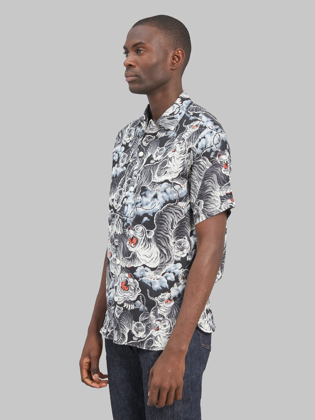freenote cloth black tigers aloha shirt linen  model side fit