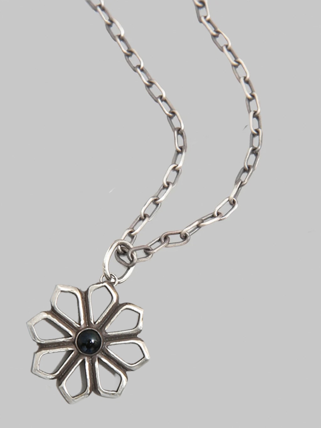 Kobashi Studio Yatsu Giku Shippo Charm Large Kuro Black detail