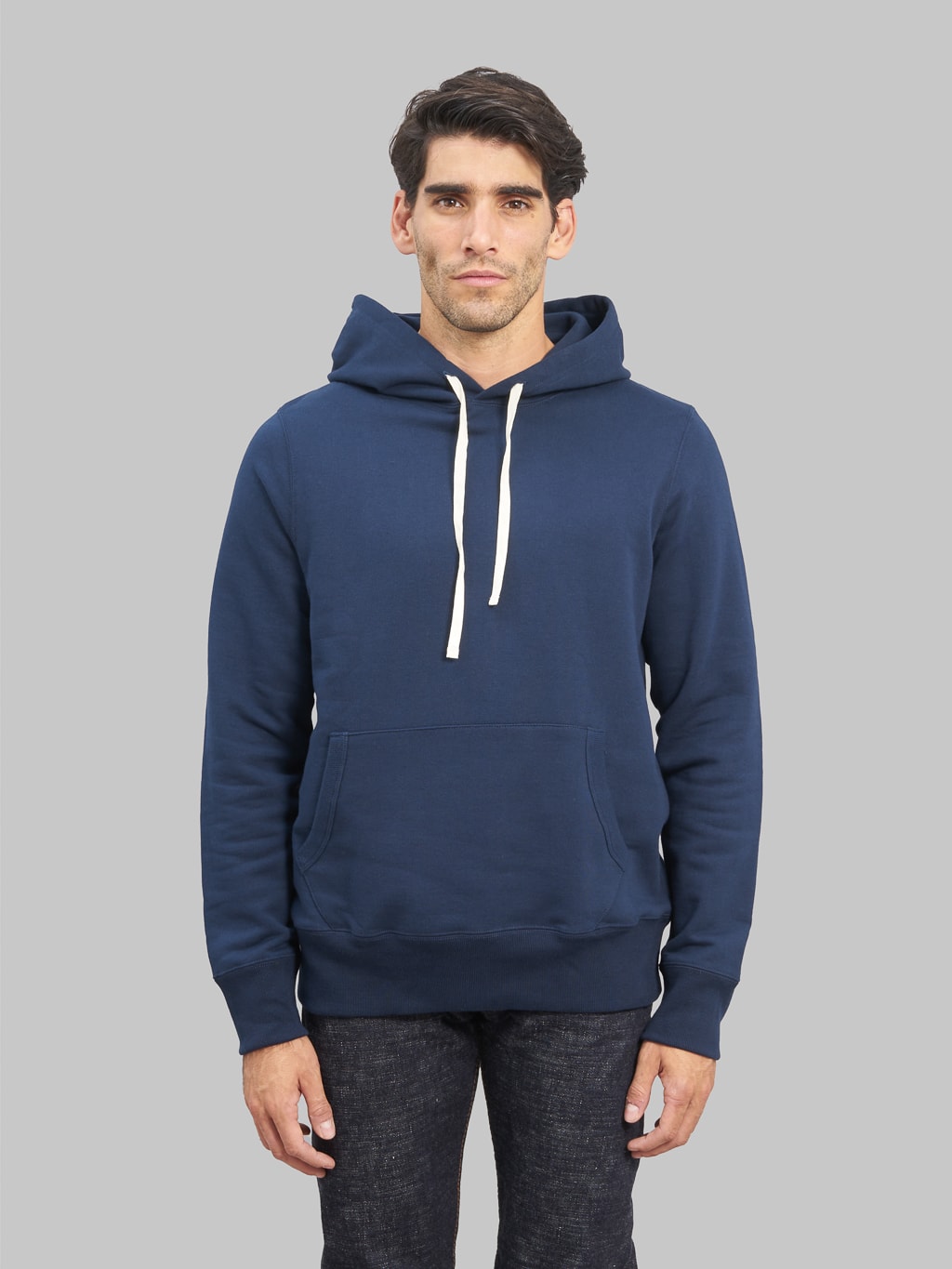 Merz b schwanen loopwheeled hoodie ink blue model front fit