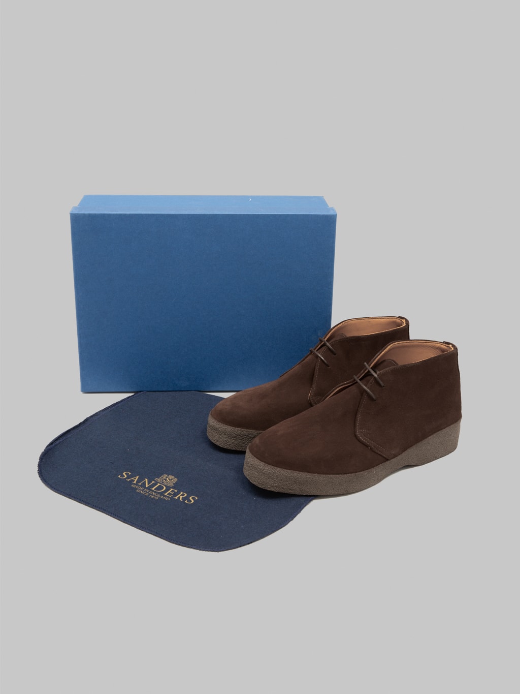 Sanders Japan Brit Chukka Chocolate Brown Suede packaging