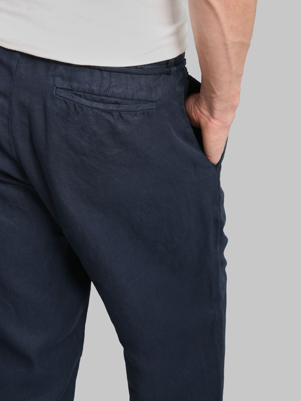 Seuvas Linen Tapered 2 Tuck Pants Navy back pocket