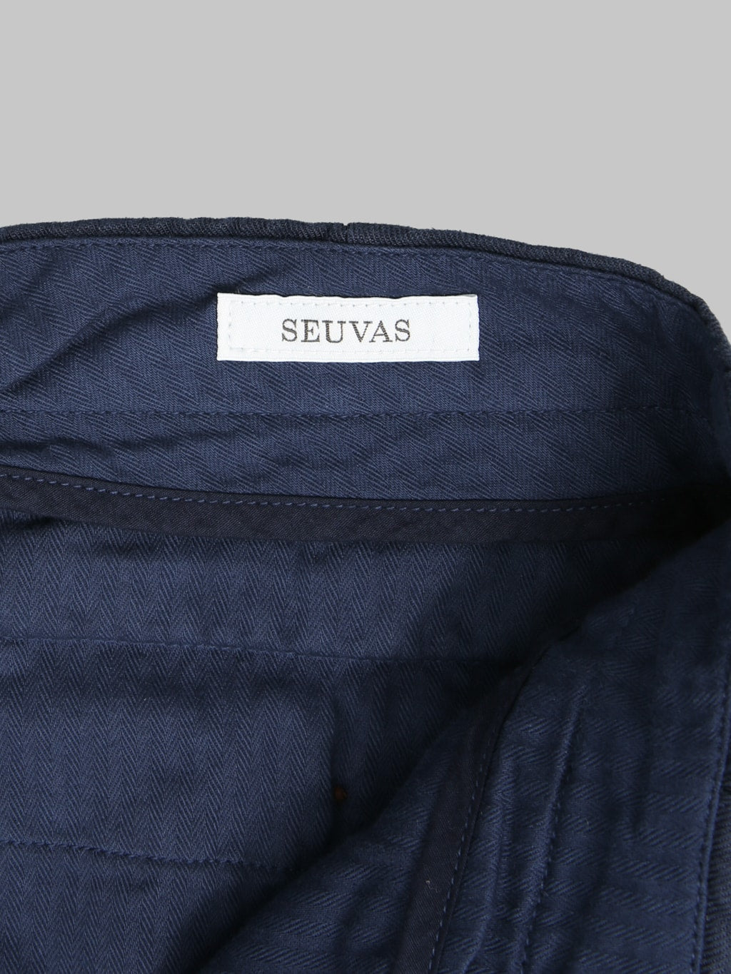 Seuvas Linen Tapered 2 Tuck Pants Navy brand tag