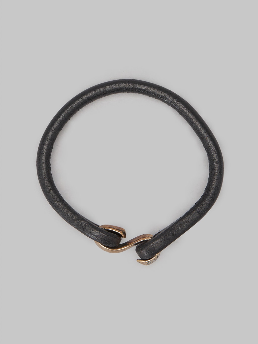 the flat head leather and silver single bracelet black made in japan