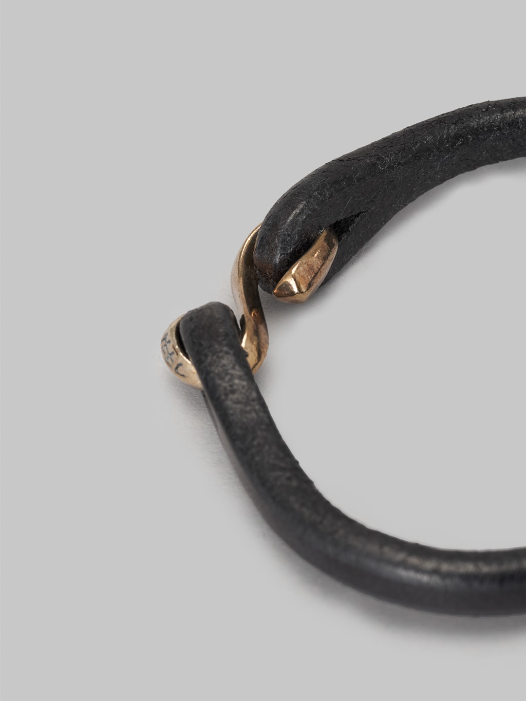 the flat head leather and silver single bracelet black clasp