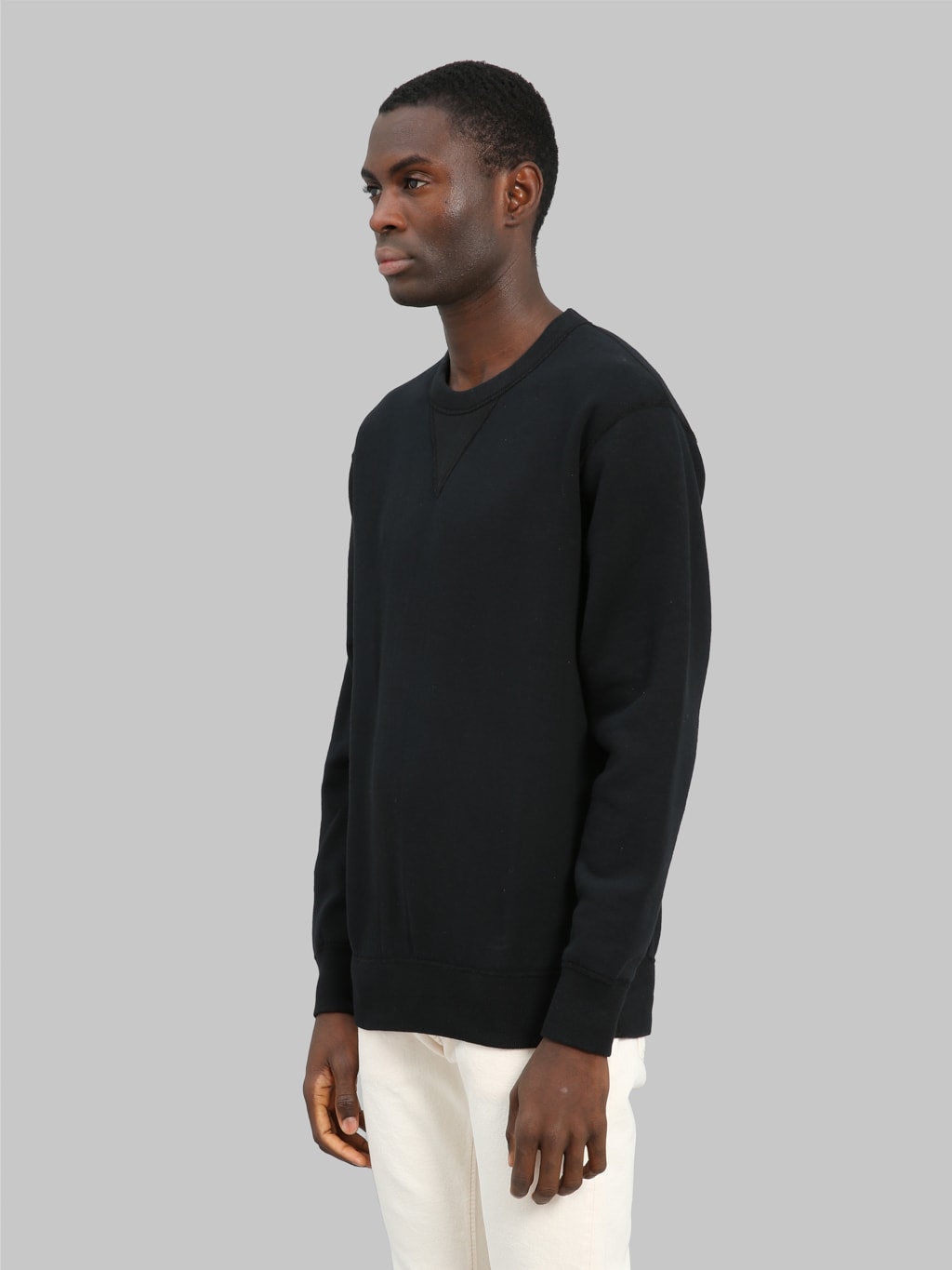 the flat head loopwheel crewneck sweatshirt black side look