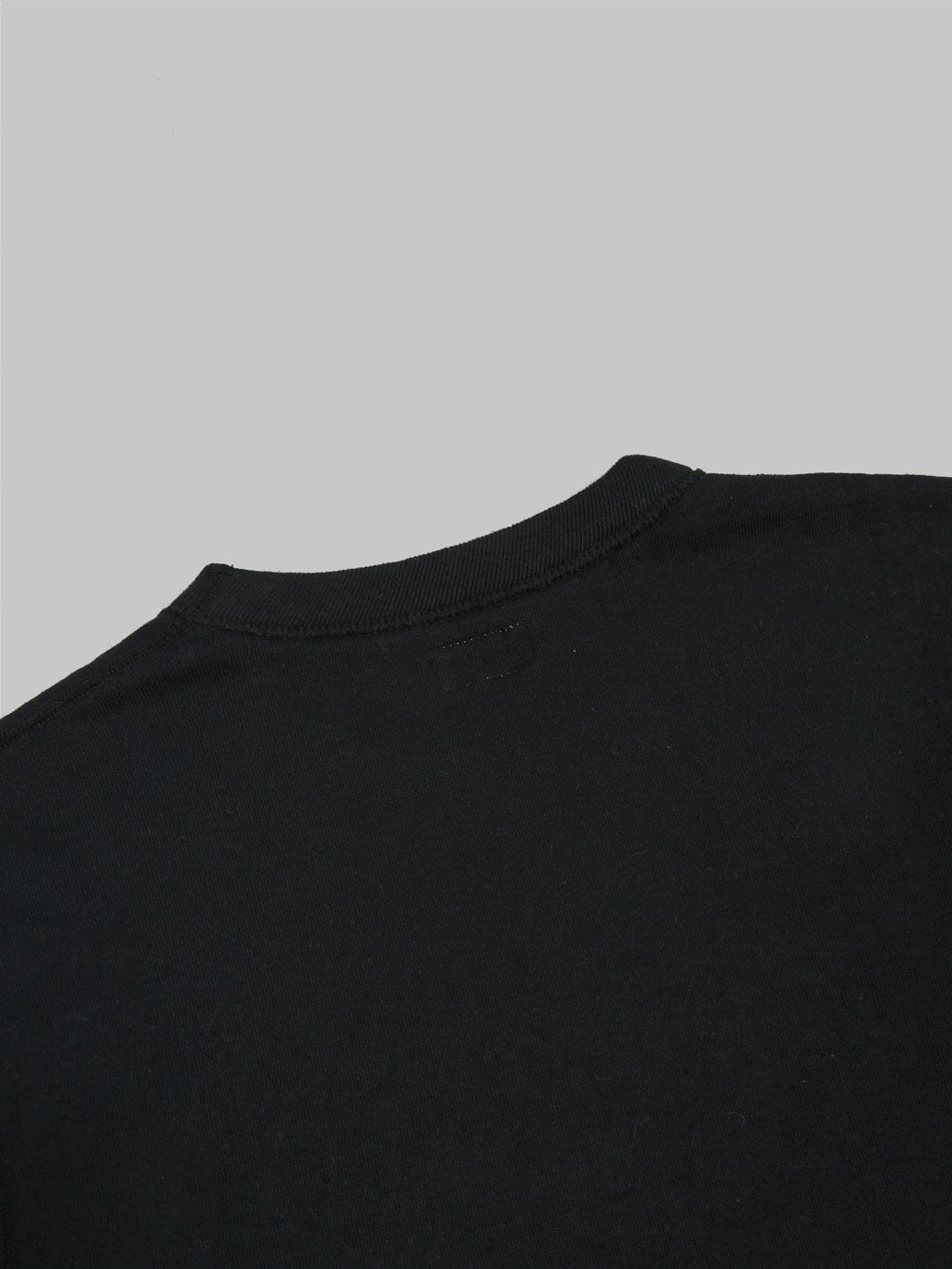 the flat head loopwheel crewneck sweatshirt black back collar