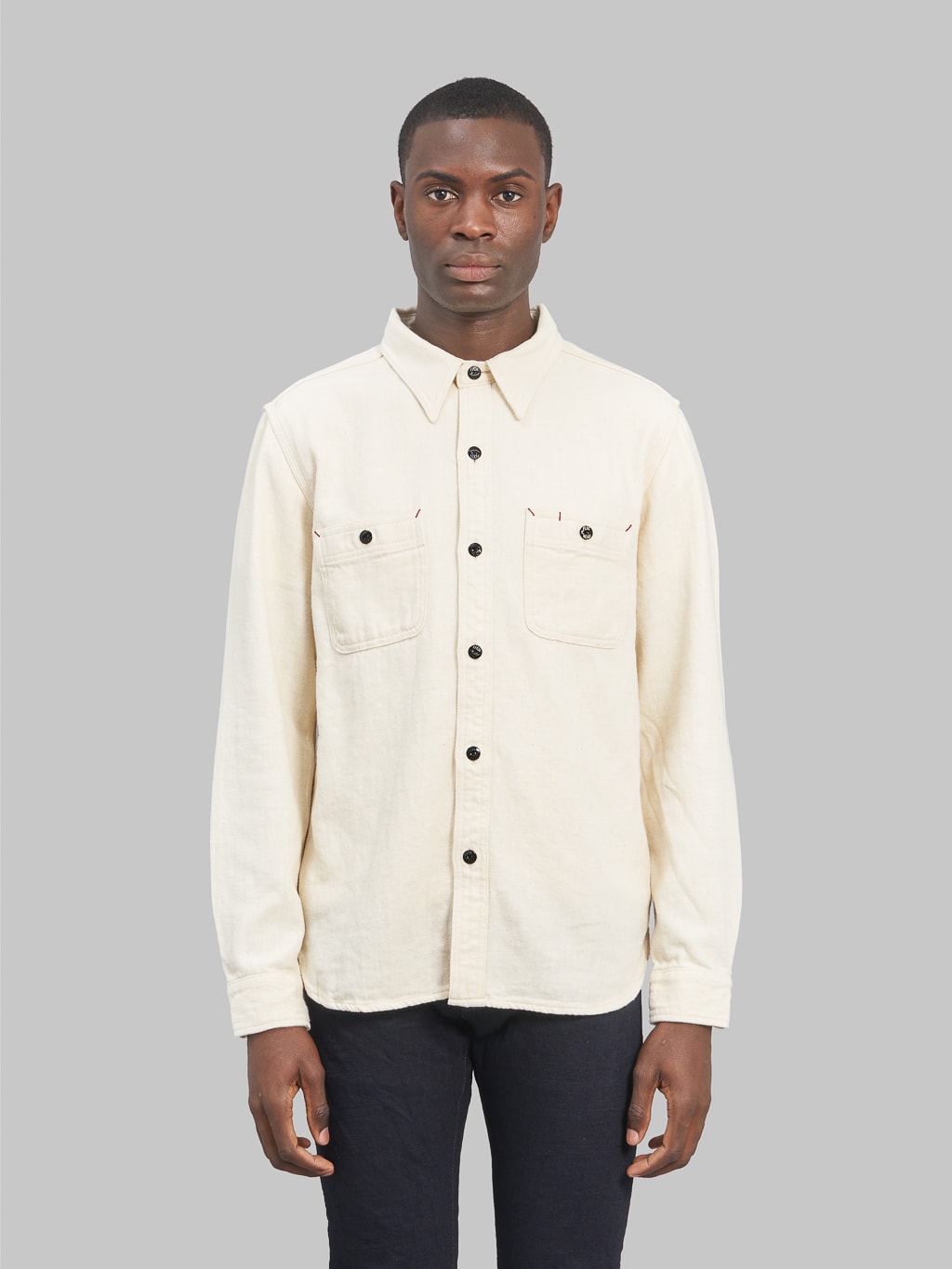 the flat head twill work shirt ivory model front fit