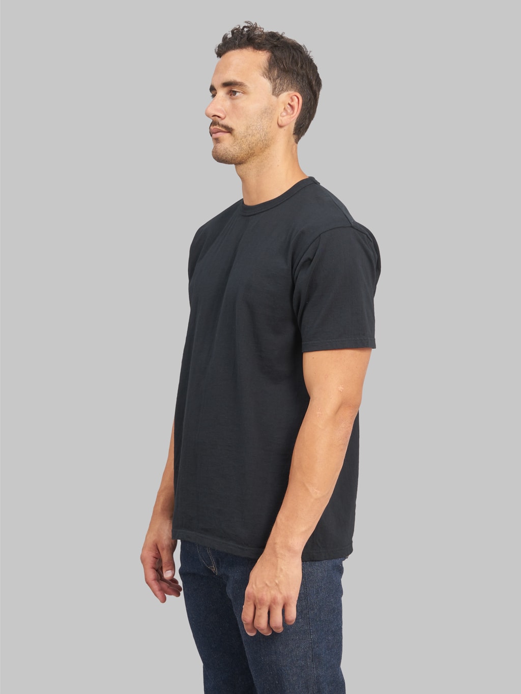 the strike gold loopwheel tshirt black model side fit