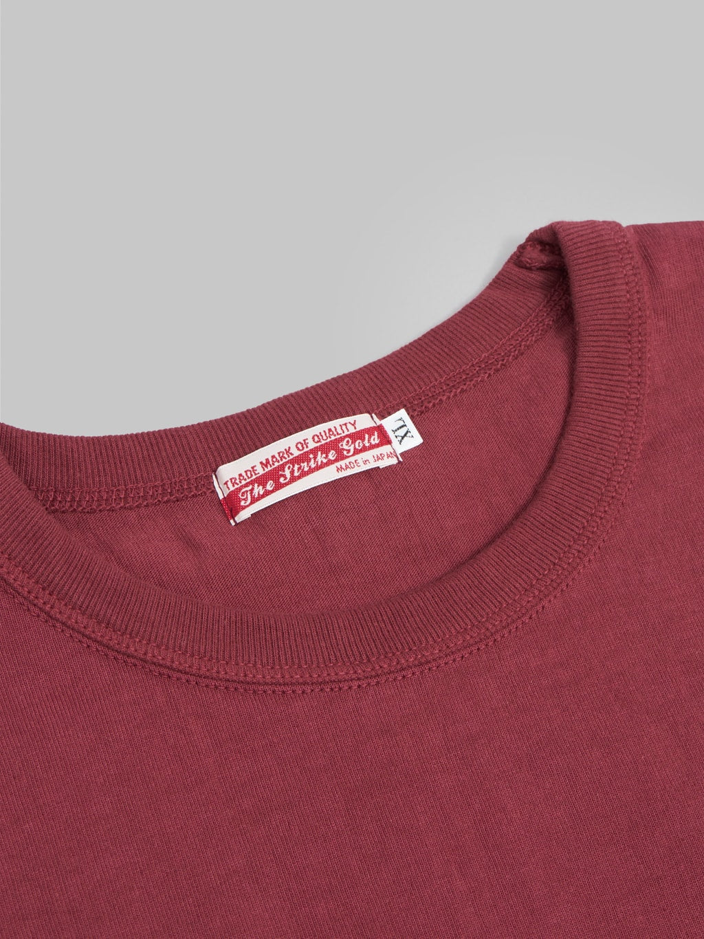 the strike gold loopwheel tshirt burgundy collar closeup