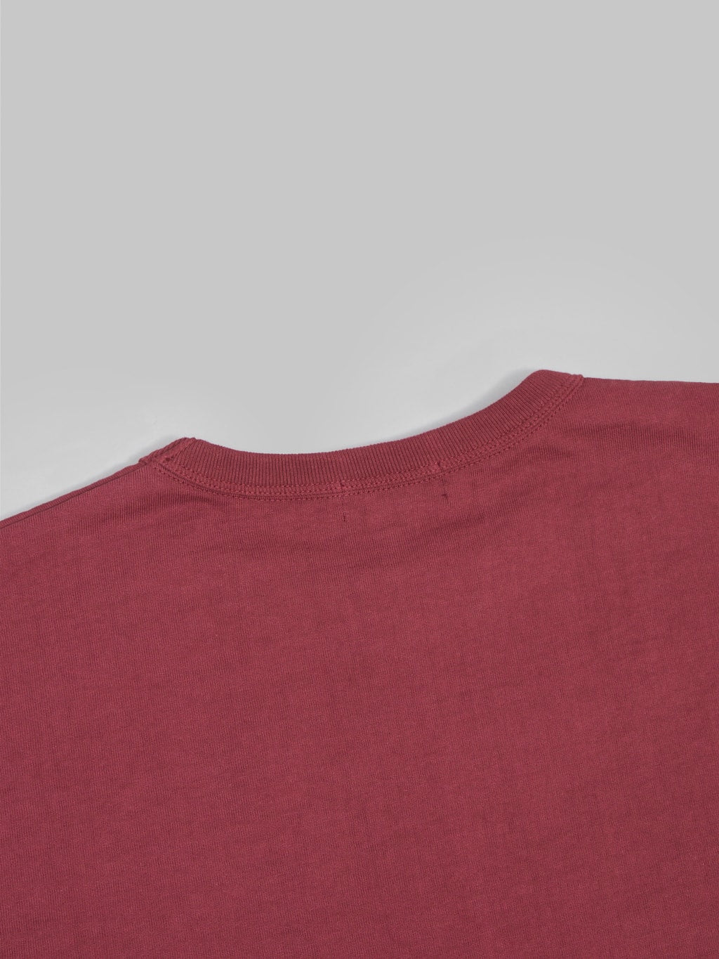 the strike gold loopwheel tshirt burgundy back collar