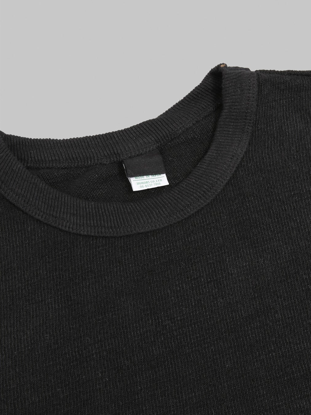UES 100 Linen Long Sleeve TShirt Black  collar closeup