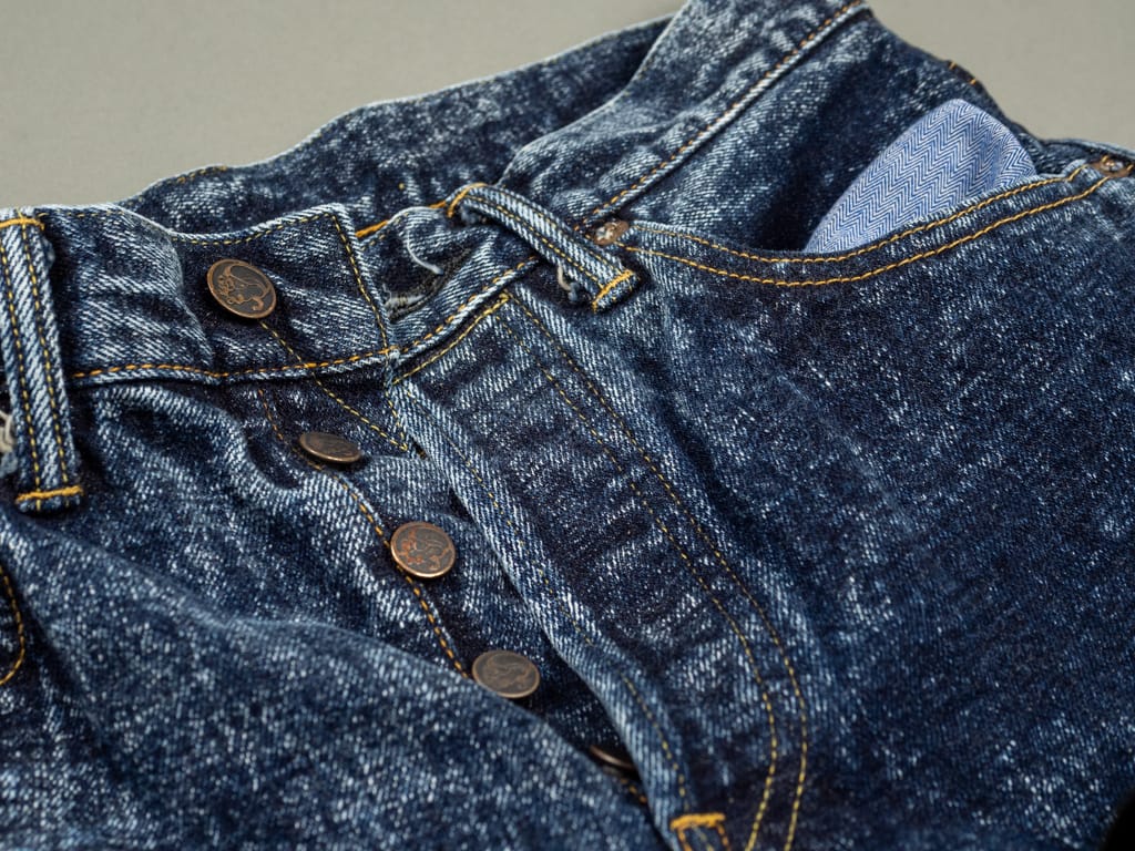 Tanuki Natural Acid Wash High Tapered Jeans Buttons Details
