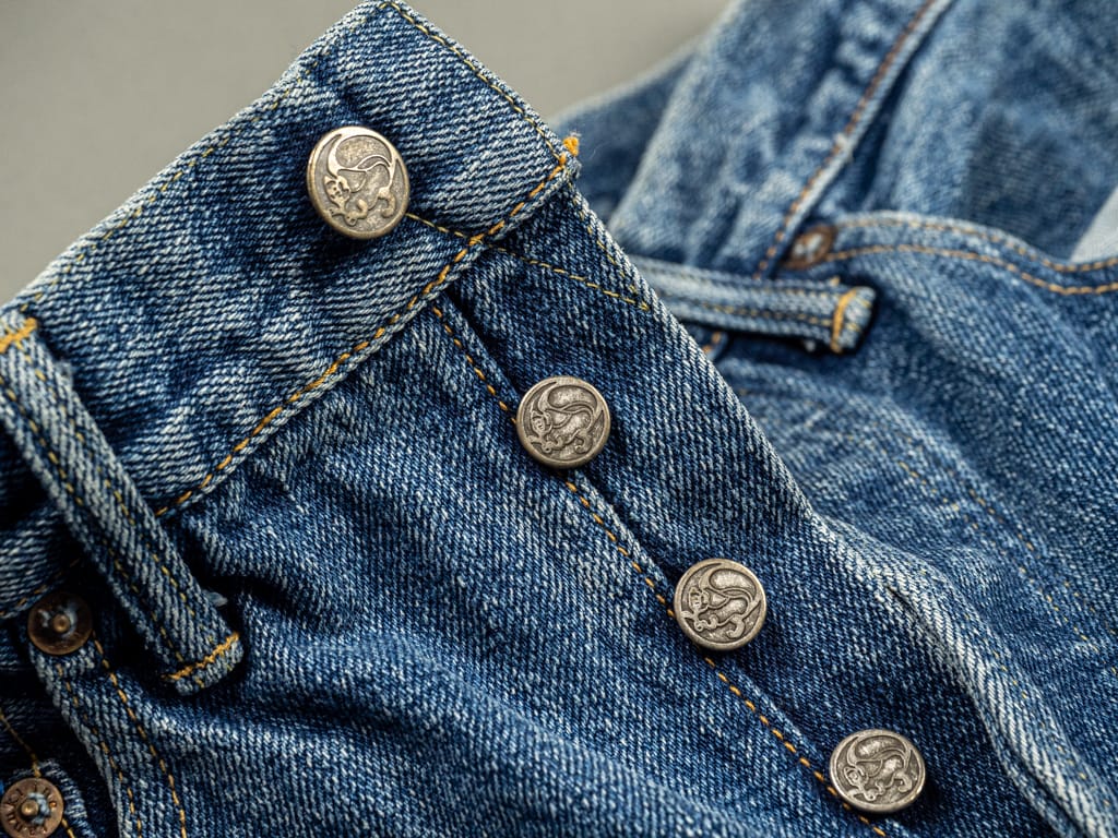 Tanuki Yurai Stonewash High Tapered Jeans Buttons Detail