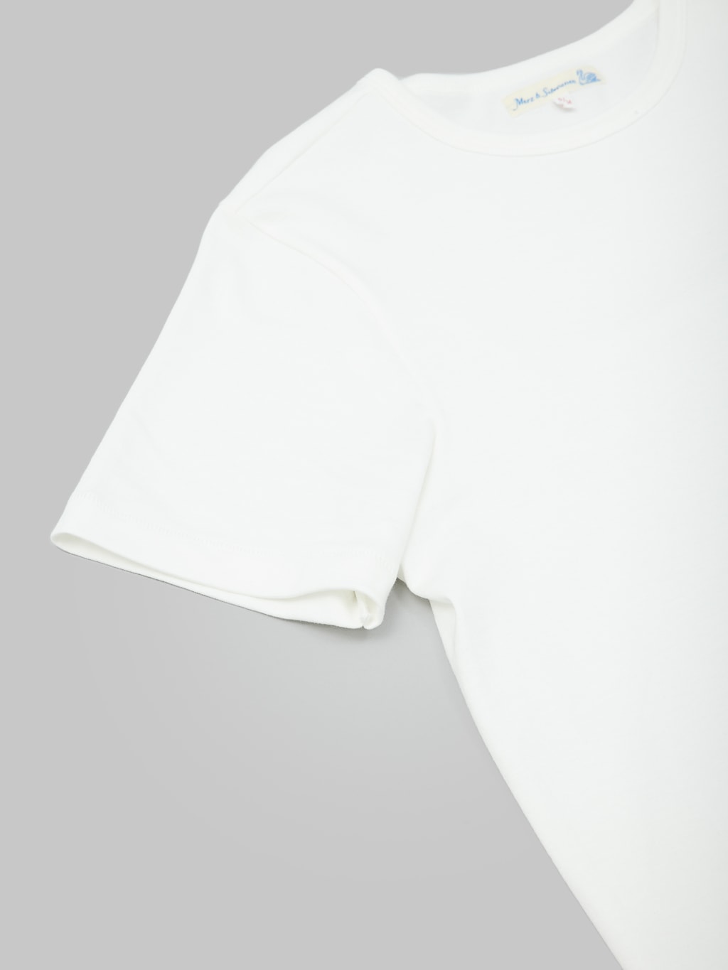merz b schwanen good originals loopwheeled Tshirt classic white sleeve closeup