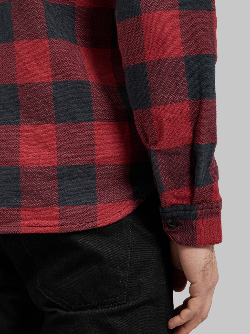 the flat head block check flannel shirt black red cuff details