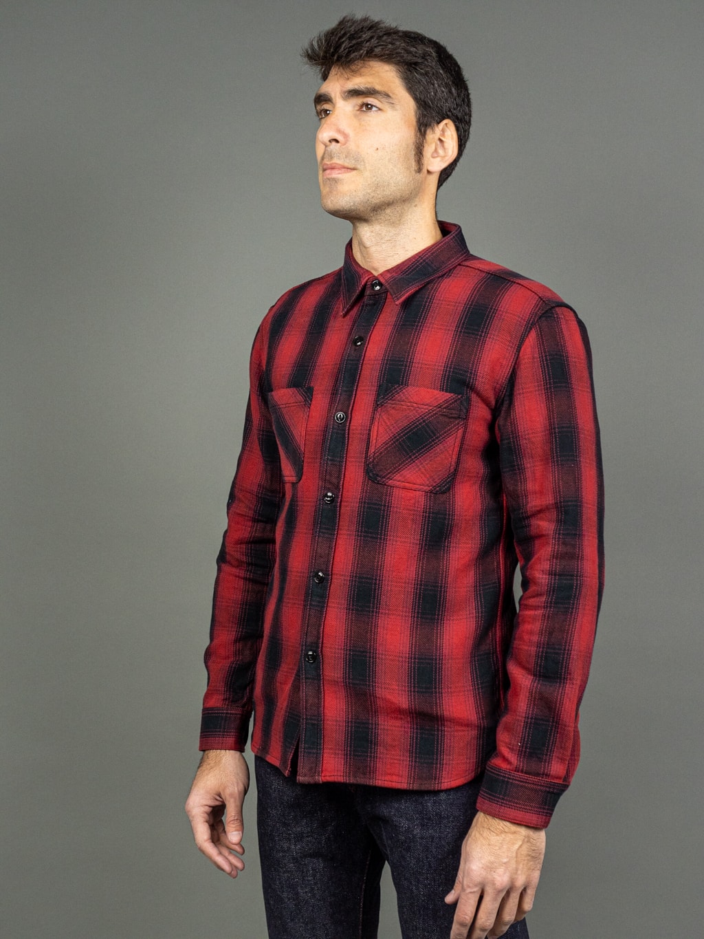 The flat head flannel shirt red work model side fit